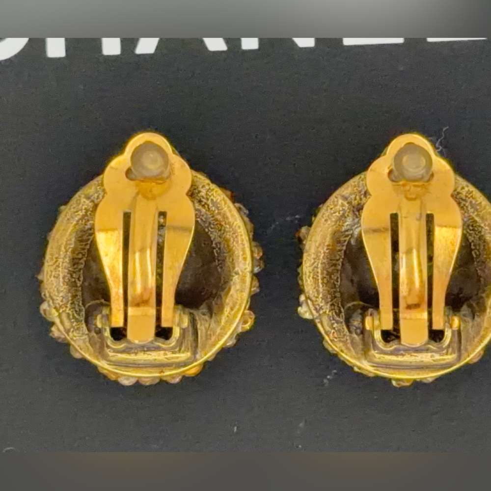 CHANEL Vintage CC Natural Sea Pearls and Gripoix Clip On Earrings - Picture 3 of 9